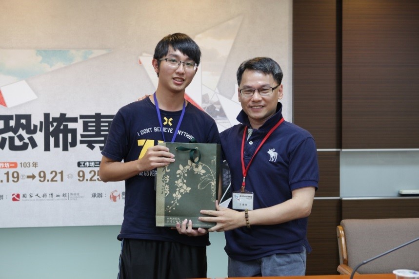 2014年9月21日結業式,王逸群主任頒獎第三名趙唯善(國立臺北大學歷史所)
